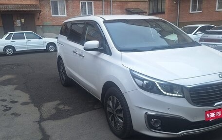 KIA Carnival III, 2017 год, 2 200 000 рублей, 3 фотография