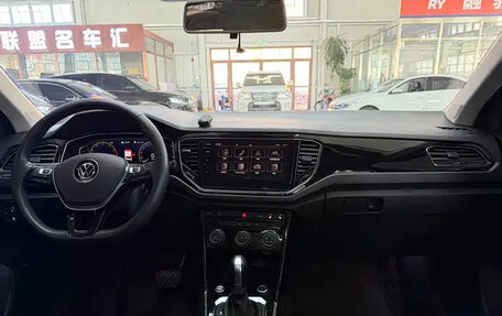 Volkswagen T-Roc I, 2023 год, 1 800 000 рублей, 13 фотография