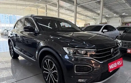 Volkswagen T-Roc I, 2023 год, 1 800 000 рублей, 2 фотография