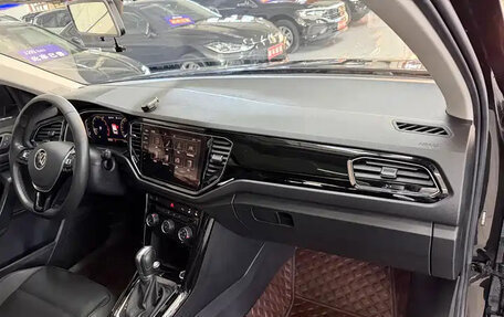 Volkswagen T-Roc I, 2023 год, 1 800 000 рублей, 16 фотография