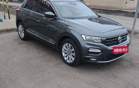 Volkswagen T-Roc I, 2018 год, 2 200 000 рублей, 2 фотография