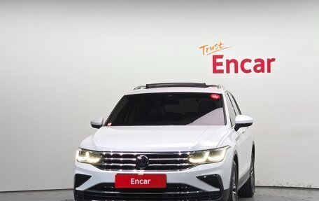 Volkswagen Tiguan II, 2018 год, 2 520 000 рублей, 2 фотография