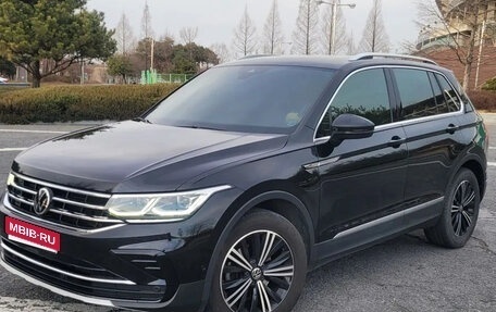 Volkswagen Tiguan II, 2023 год, 3 100 000 рублей, 1 фотография