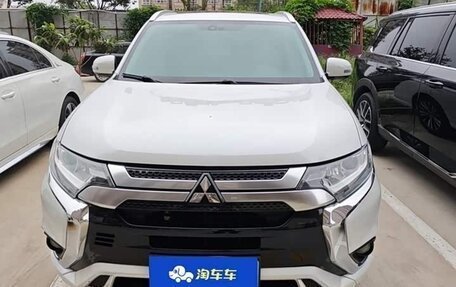 Mitsubishi Outlander III рестайлинг 3, 2021 год, 2 000 000 рублей, 2 фотография