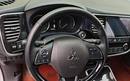 Mitsubishi Outlander III рестайлинг 3, 2021 год, 2 000 000 рублей, 11 фотография