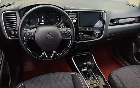 Mitsubishi Outlander III рестайлинг 3, 2021 год, 2 000 000 рублей, 9 фотография