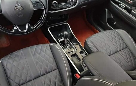 Mitsubishi Outlander III рестайлинг 3, 2021 год, 2 000 000 рублей, 12 фотография