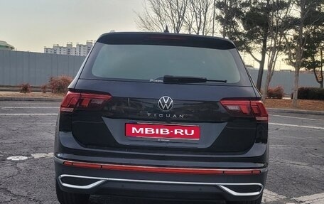 Volkswagen Tiguan II, 2023 год, 3 100 000 рублей, 5 фотография