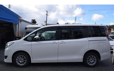 Toyota Noah III, 2017 год, 2 110 000 рублей, 3 фотография