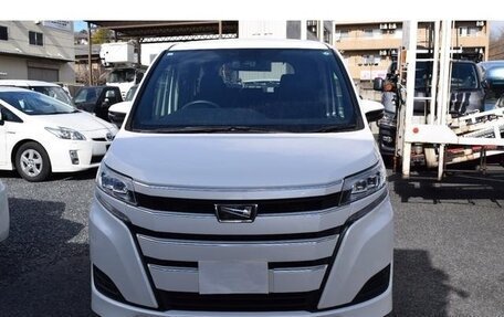 Toyota Noah III, 2017 год, 2 110 000 рублей, 2 фотография