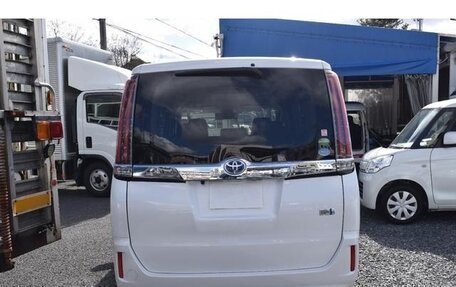 Toyota Noah III, 2017 год, 2 110 000 рублей, 4 фотография