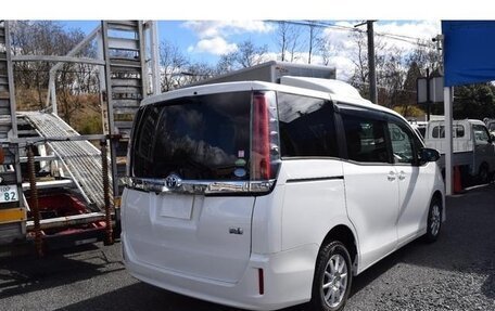 Toyota Noah III, 2017 год, 2 110 000 рублей, 6 фотография