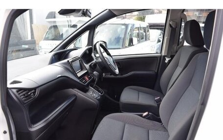 Toyota Noah III, 2017 год, 2 110 000 рублей, 14 фотография