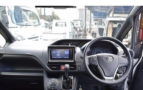 Toyota Noah III, 2017 год, 2 110 000 рублей, 18 фотография