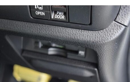 Toyota Noah III, 2017 год, 2 110 000 рублей, 19 фотография