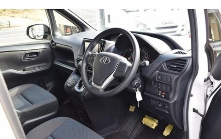 Toyota Noah III, 2017 год, 2 110 000 рублей, 28 фотография