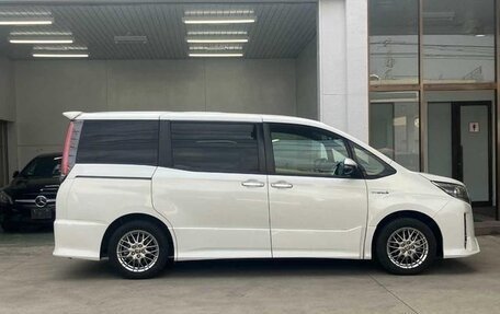 Toyota Noah III, 2019 год, 2 080 000 рублей, 3 фотография