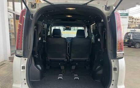 Toyota Noah III, 2019 год, 2 080 000 рублей, 12 фотография