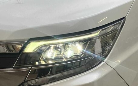 Toyota Noah III, 2019 год, 2 080 000 рублей, 10 фотография