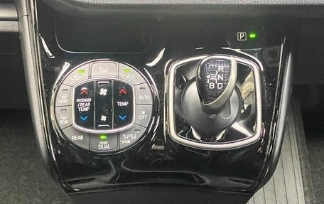 Toyota Noah III, 2019 год, 2 080 000 рублей, 35 фотография