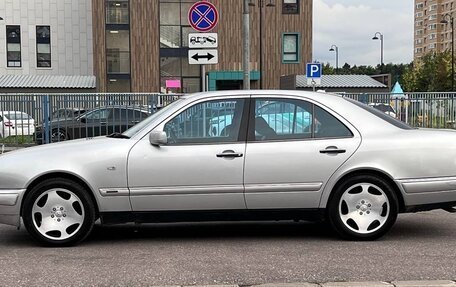 Mercedes-Benz E-Класс, 1998 год, 700 000 рублей, 2 фотография