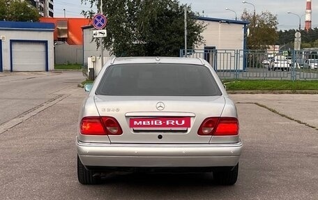Mercedes-Benz E-Класс, 1998 год, 700 000 рублей, 4 фотография