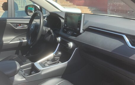 Toyota RAV4, 2021 год, 3 300 000 рублей, 9 фотография