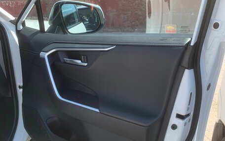 Toyota RAV4, 2021 год, 3 300 000 рублей, 10 фотография