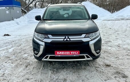 Mitsubishi Outlander III рестайлинг 3, 2021 год, 2 400 000 рублей, 1 фотография