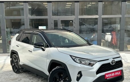 Toyota RAV4, 2021 год, 3 690 000 рублей, 2 фотография