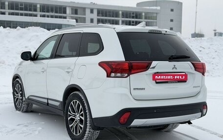 Mitsubishi Outlander III рестайлинг 3, 2018 год, 1 950 000 рублей, 4 фотография