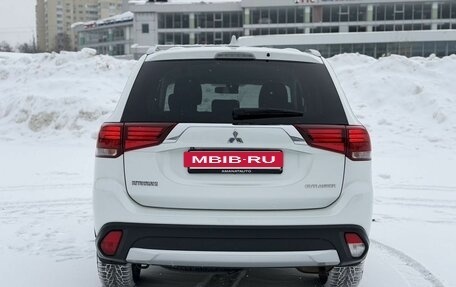 Mitsubishi Outlander III рестайлинг 3, 2018 год, 1 950 000 рублей, 5 фотография