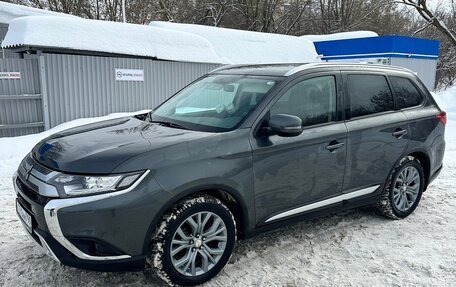 Mitsubishi Outlander III рестайлинг 3, 2021 год, 2 400 000 рублей, 2 фотография