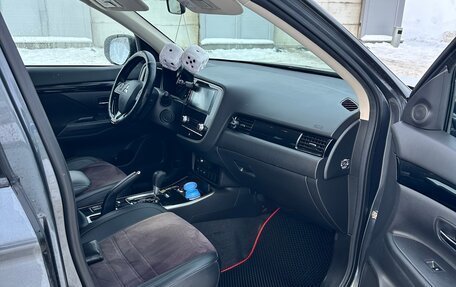 Mitsubishi Outlander III рестайлинг 3, 2021 год, 2 400 000 рублей, 5 фотография