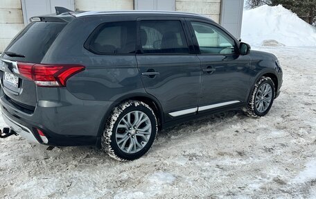 Mitsubishi Outlander III рестайлинг 3, 2021 год, 2 400 000 рублей, 4 фотография