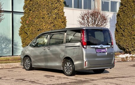 Toyota Noah III, 2015 год, 1 730 000 рублей, 4 фотография