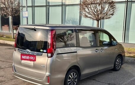 Toyota Noah III, 2015 год, 1 730 000 рублей, 12 фотография
