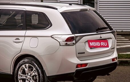 Mitsubishi Outlander III рестайлинг 3, 2014 год, 1 195 000 рублей, 10 фотография