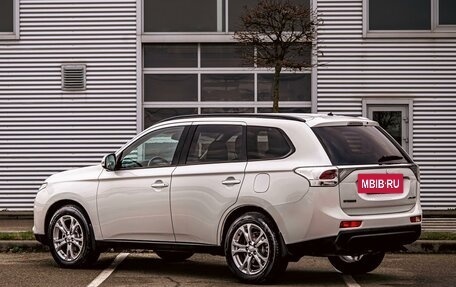 Mitsubishi Outlander III рестайлинг 3, 2014 год, 1 195 000 рублей, 4 фотография