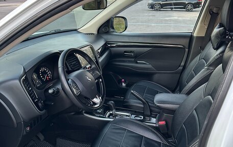 Mitsubishi Outlander III рестайлинг 3, 2019 год, 2 200 000 рублей, 8 фотография