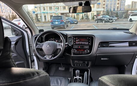 Mitsubishi Outlander III рестайлинг 3, 2019 год, 2 200 000 рублей, 11 фотография