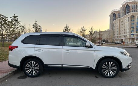 Mitsubishi Outlander III рестайлинг 3, 2019 год, 2 200 000 рублей, 4 фотография