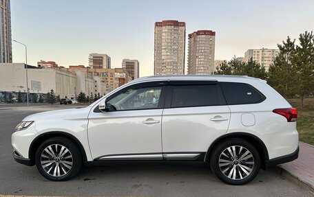 Mitsubishi Outlander III рестайлинг 3, 2019 год, 2 200 000 рублей, 5 фотография