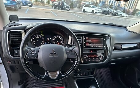 Mitsubishi Outlander III рестайлинг 3, 2019 год, 2 200 000 рублей, 9 фотография