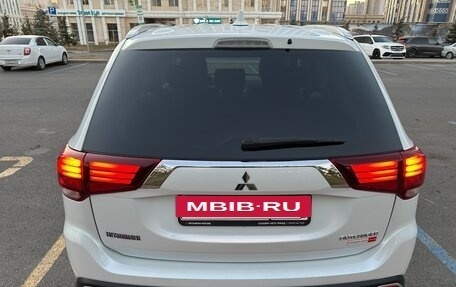 Mitsubishi Outlander III рестайлинг 3, 2019 год, 2 200 000 рублей, 6 фотография
