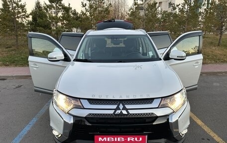 Mitsubishi Outlander III рестайлинг 3, 2019 год, 2 200 000 рублей, 12 фотография