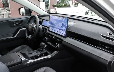 Toyota RAV4, 2025 год, 21 фотография