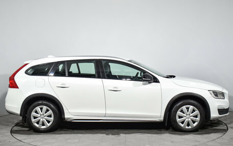 Volvo V60 Cross Country II, 2018 год, 2 200 000 рублей, 4 фотография