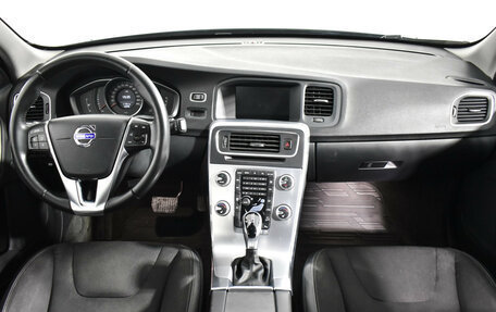 Volvo V60 Cross Country II, 2018 год, 2 200 000 рублей, 13 фотография