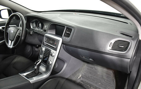 Volvo V60 Cross Country II, 2018 год, 2 200 000 рублей, 12 фотография